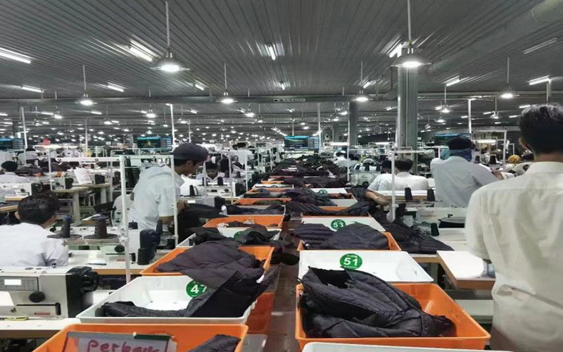 Vietnam-down-jacket-factory-display2